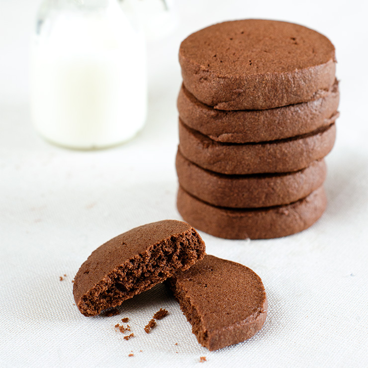 Biscuiti Sable cu cacao si alune de padure