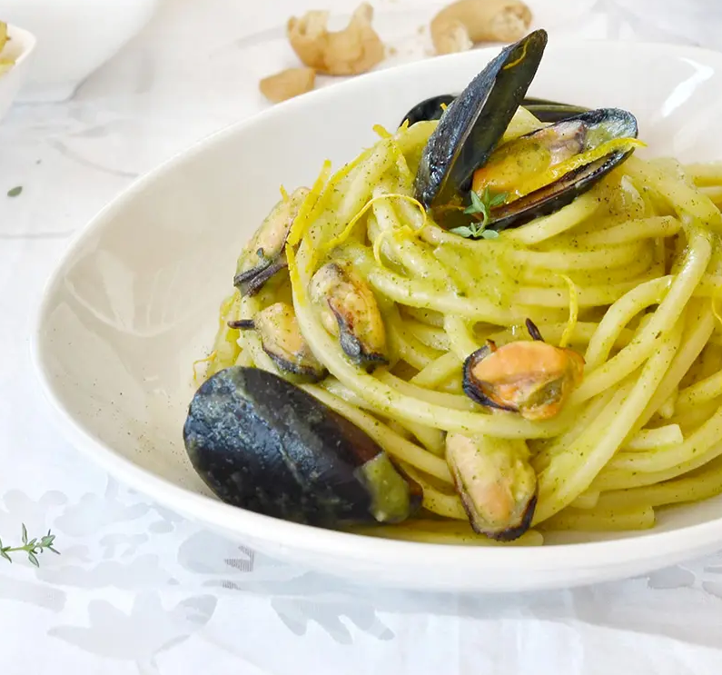 Spaghetti alla chitarra cu crema de dovlecei,  midii si lamaie rasa